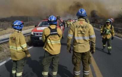 El fuego volvió a cortar dos rutas en zonas turísticas y hay seis focos activos