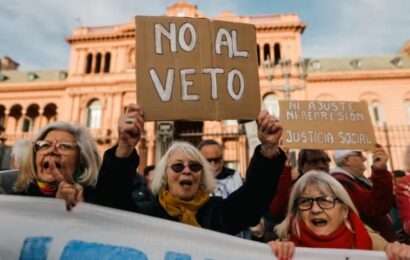 El Gobierno rechazó aumentar el monto del bono que paga a los jubilados