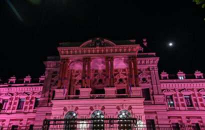 Iluminan de rosa la Casa de Gobierno