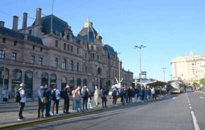 40 vuelos cancelados y 500 piquetes: los trabajadores viven una pesadilla urbana sin trenes y colectivos atestados