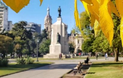 Sociedad REGIÓN POR REGIÓN El tiempo hoy: pronóstico para el martes 8 de octubre en la Provincia El Servicio Meteorológico Nacional dio a conocer el pronóstico para hoy en la provincia de Buenos Aires. Mirá cómo va a estar el tiempo en tu ciudad.  Lluvioso y templado: así será el tiempo durante otoño 2024 en la provincia de Buenos Aires Turismo low cost en Bahía Blanca: cómo moverse por la ciudad a bajo costo Como cada día en Infocielo, te traemos el pronóstico del tiempo en la provincia de Buenos Aires, para saber cómo sigue el clima en tu ciudad antes de salir de casa. ¿Cómo va a estar el pronóstico este martes 8 de octubre? En gran parte del territorio bonaerense se espera que sea un día con cielo parcialmente nublado y temperaturas templadas. ¿Qué dice el Servicio Meteorológico Nacional (SMN) sobre el tiempo en tu ciudad? Martes con ascenso de la temperatura y sin lluvias: así estará el tiempo hoy en la Provincia Pronóstico del tiempo para este martes 8 de octubre en la provincia de Buenos Aires Tiempo en la capital bonaerense Este martes 8 de octubre se presenta en la ciudad de La Plata y alrededores una mañana con cielo mayormente nublado y continuará de la misma manera por la tarde y noche. Para hoy la temperatura será de 11 grados de mínima y 23 grados de máxima, con vientos proveniente del este. Tiempo en el norte de la provincia de Buenos Aires En el norte de la provincia de Buenos Aires se espera una mañana con cielo mayormente nublado y continuará así durante la tarde y noche. La temperatura estará entre 10 grados de mínima y 26 grados de máxima, con vientos del sector este. Tiempo en la costa bonaerense En la costa bonaerense se espera una mañana con cielo parcialmente nublado y continuará así durante la tarde y noche. La temperatura estará entre 6 grados de mínima y 19 grados de máxima, con vientos del sector este.