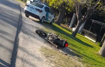 Berisso: investigan la muerte de un motociclista que chocó contra una columna