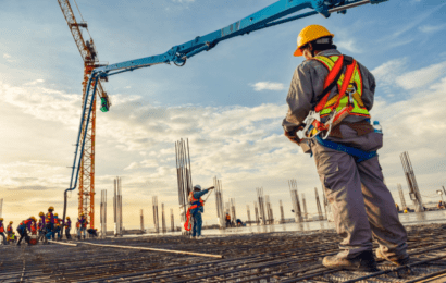 La construcción sigue en rojo: los despachos de cemento ya cayeron 26,2% este año