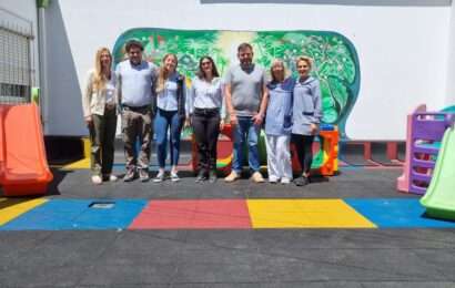 Se instaló un nuevo piso de goma en el patio del Jardín Maternal “Arco Iris”