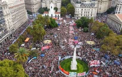 Una multitud se volcó a la calle contra el negacionismo del gobierno