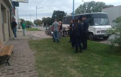 Robaron baterías de un camión y repuestos de bicicletería
