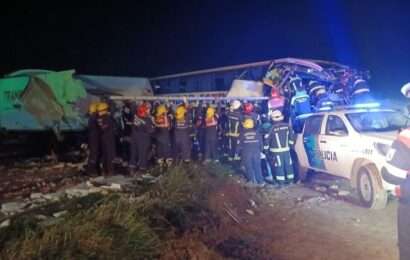 Brutal choque entre un camión y un micro en la Ruta 3: hay cuatro muertos y 16 heridos