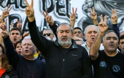 Guerra a cielo abierto: la CGT presentó un amparo judicial contra el DNU de Javier Milei que limita el derecho a huelga