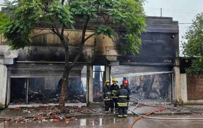 Voraz incendio destruyó la mueblería El Artesano