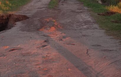 Peligro de derrumbe en un camino rural