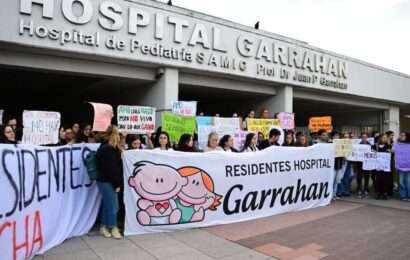 Trabajadores del Hospital Garrahan realizan un paro y festival en repudio al ajuste de Milei