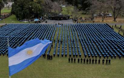 Más de 2.700 cadetes de la policía provincial juraron fidelidad a la bandera nacional