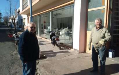Distinguen a comerciantes con más de 50 años de antigüedad