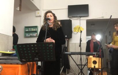 Fiorella Spadone y Ariel Fullana le cantaron a los abuelos en su día