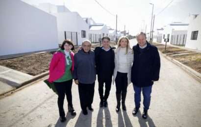 Kicillof y Magario entregaron 110 viviendas a familias de Berazategui