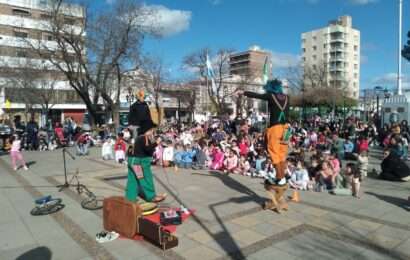 Pedalín y Firulete entretuvieron a los niños en la Plaza