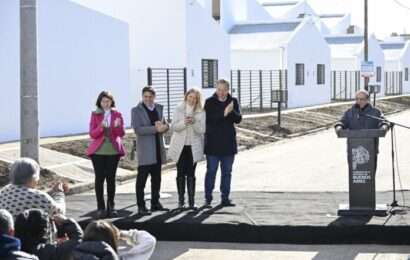 Kicillof y Magario entregaron 110 viviendas a familias de Berazategui 
