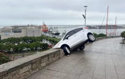 Mar del Plata: perdió el control del coche y lo incrustó contra el paredón de la costanera 