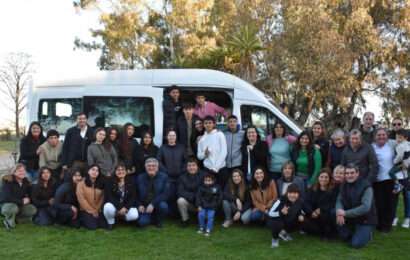 Rodríguez entregó un minibús para garantizar el arraigo de estudiantes rurales 