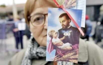 Miles de fieles participan de la vigilia de San Cayetano en Liniers y realizan procesiones en todo el país 