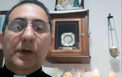 Denunció a un cura por violencia de género y la Justicia descubrió un arsenal en su casa de Pergamino 