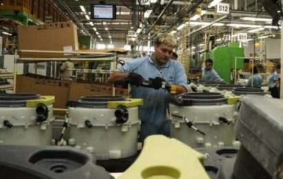 La producción industrial cayó 3% y el empleo sufre su peor caída