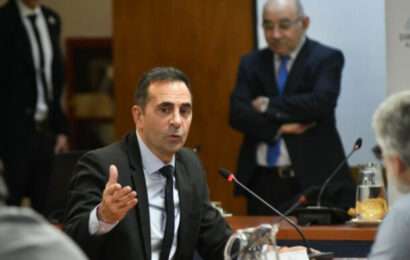 Aparecen chats que comprometen al Gobierno en un plan para quedarse con la obra social de Uatre