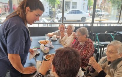 Los abuelos del Hogar Municipal disfrutan sus salidas de café y medialunas