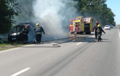 Se prendió fuego una Renault Kangoo cerca de la entrada al CECIR