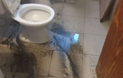 Líquidos cloacales inundan las casas del barrio MUDYNDA Líquidos cloacales inundan las casas del barrio MUDYNDA