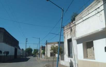 Un poste corre peligro de caerse en calle Colón