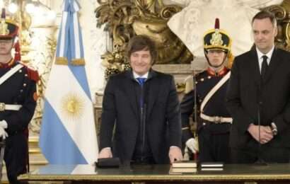 Milei oficializó el traspaso de áreas estratégicas a la Jefatura de Gabinete Milei oficializó el traspaso de áreas estratégicas a la Jefatura de Gabinete