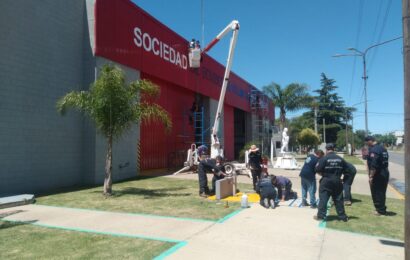Bomberos de Rojas trabaja en el hermoseamiento del cuartel