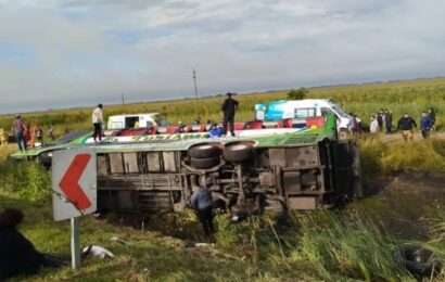 Volcó un micro en la Ruta 2 a la altura de General Pirán: dos muertos y gran cantidad de heridos Volcó un micro en la Ruta 2 a la altura de General Pirán: dos muertos y gran cantidad de heridos