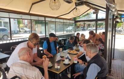 Los residentes del Hogar Municipal Madre Teresa hicieron una nueva salida de café y medialunas