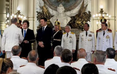 Milei encabezó la entrega de sables de las FFAA y se mostró con el nuevo ministro de Defensa 