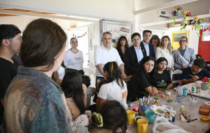 Niñeces y Juventudes: Kicillof y Larroque firmaron convenios y entregaron becas 