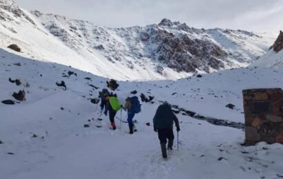 Hallaron con vida a los cinco andinistas que estaban perdidos en Cerro Punta Negra Hallaron con vida a los cinco andinistas que estaban perdidos en Cerro Punta Negra
