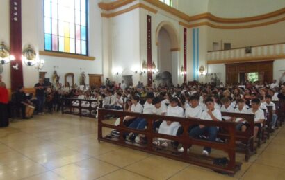 Decenas de niños y niñas recibieron su segunda comunión Decenas de niños y niñas recibieron su segunda comunión