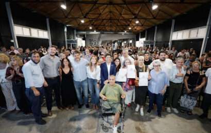 Kicillof entregó 700 escrituras gratuitas a familias de Avellaneda Kicillof entregó 700 escrituras gratuitas a familias de Avellaneda