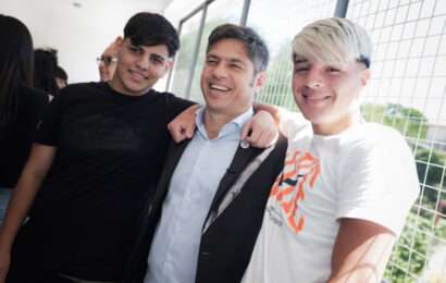 El Gobernador junto a estudiantes de la Escuela Secundaria N°17 de Ituzaingó. 