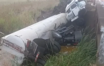 Murió el chofer de un camión que despistó y volcó en la ruta 32