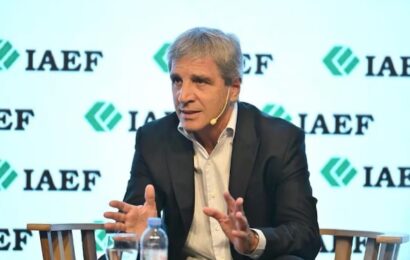 Caputo le habilitó la primera toma de deuda a Kicillof: $ 1 billón 