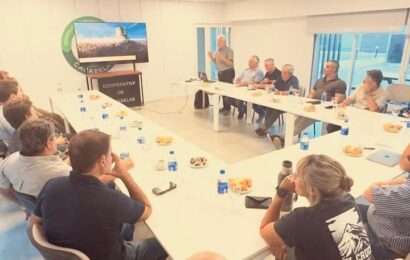 Interesante charla y debate en la Cooperativa de Carabelas