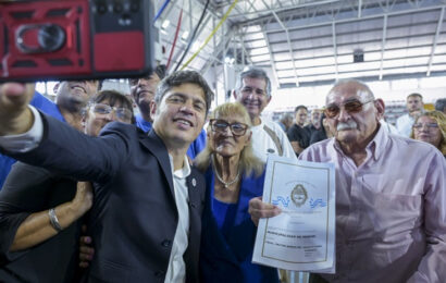 Kicillof entregó 430 escrituras gratuitas a familias de Morón 