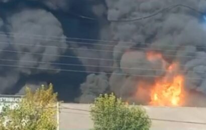 Feroz incendio en un depósito y fábrica de pinturas en Francisco Álvarez 