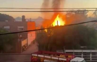 Dramático incendio en Merlo provoca terror en los vecinos por explosiones de garrafas 