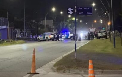 Mar del Plata: iba en moto sin casco, chocó contra un patrullero que cortaba el tránsito y murió Mar del Plata: iba en moto sin casco, chocó contra un patrullero que cortaba el tránsito y murió