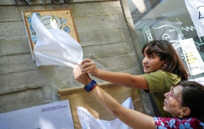 Pañuelos blancos y un mosaico por la Memoria en Hábitat 