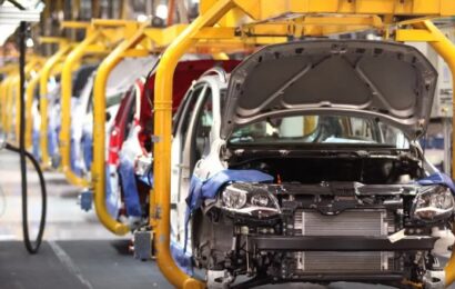 Peugeot y Toyota recortan turnos y crece el temor por despidos 